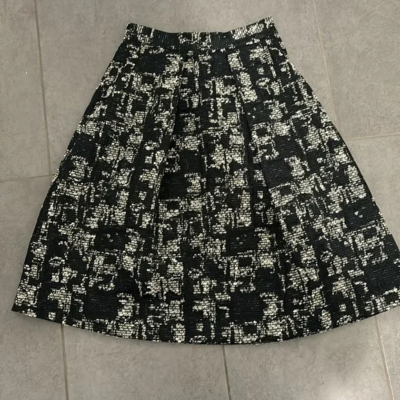 Zara extra small cotton & polyester dirndl skirt with pockets. Black and white - Picture 2 of 3